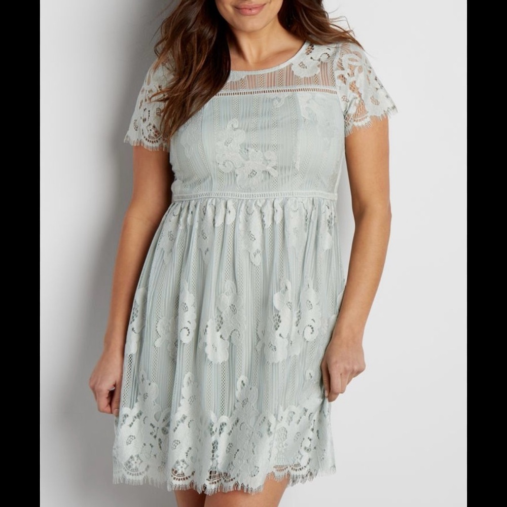Pale Green Lace Dress short sleeved side zipper-Size 26.  B63